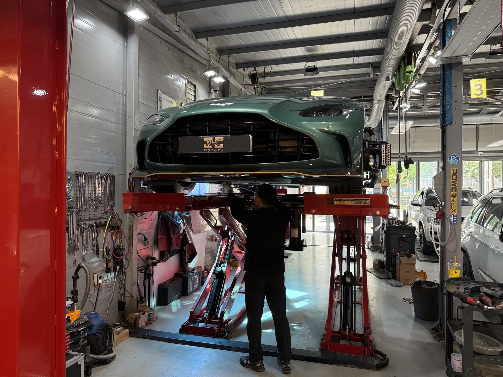 Aston Martin V12 Vantage 리프트 점검