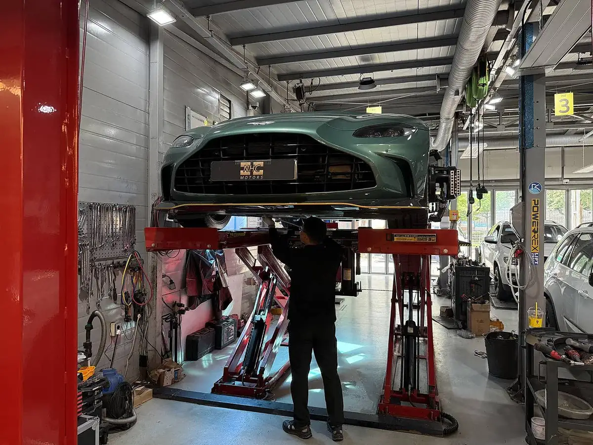 Aston Martin V12 Vantage 리프트 정밀 점검